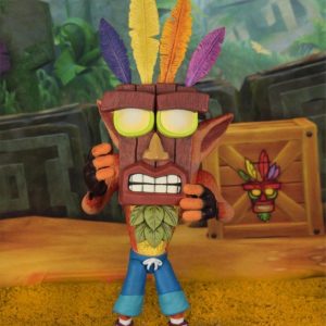 Crash Bandicoot Ultra Deluxe Figura 14 CM Scale Action Figure Crash With Aku Aku Mask