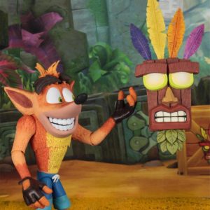 Crash Bandicoot Ultra Deluxe Figura 14 CM Scale Action Figure Crash With Aku Aku Mask